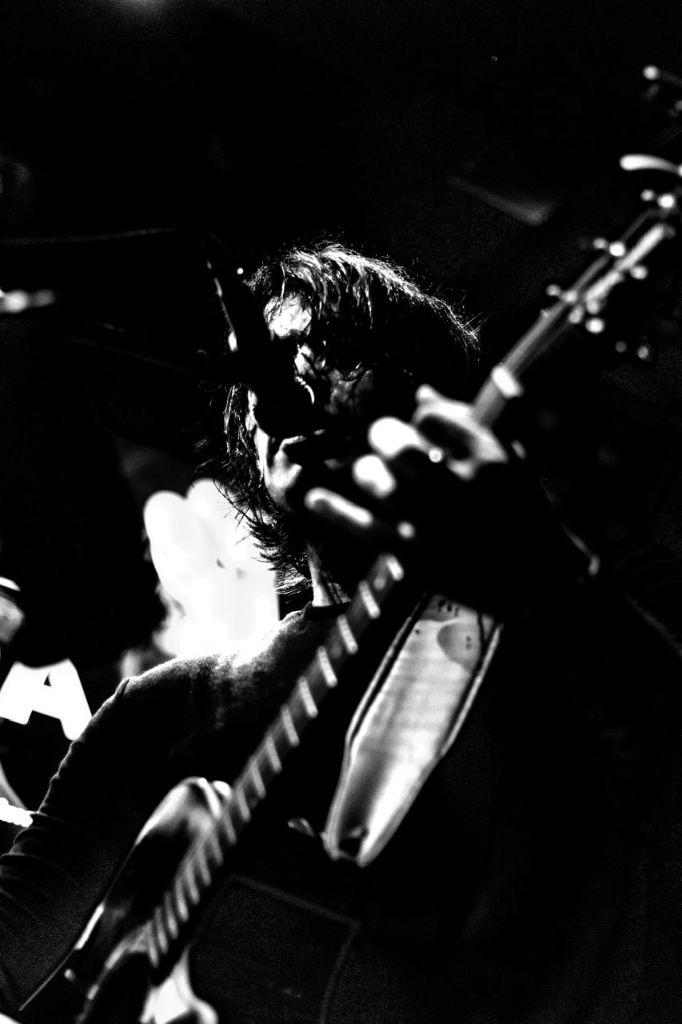Leonardo Andrade tocando violão